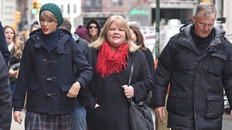 Taylor Swift out with her parent outside