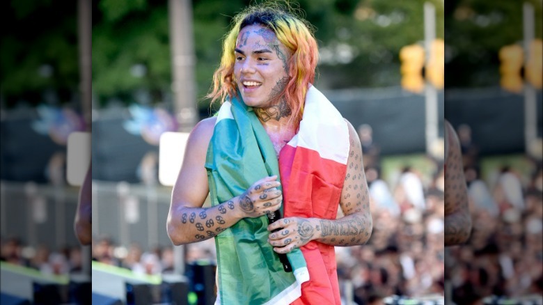 Tekashi 6ix9ine wearing Mexican flag