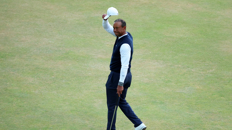 Tiger Woods tips his hat in thanks