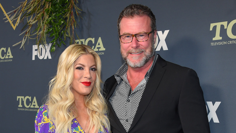 Tori Spelling and Dean McDermott posing