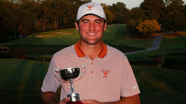 Scottie Scheffler holding trophy