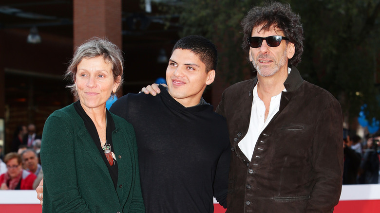 Frances McDormand poses with Joel Coen and Pedro