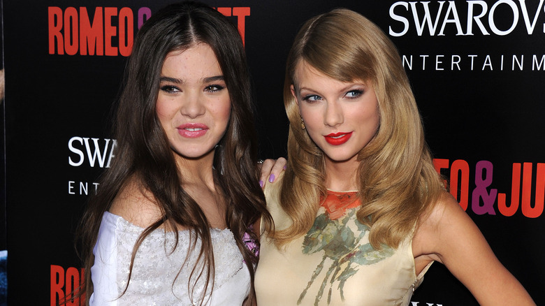 Hailee Steinfeld, Taylor Swift posing