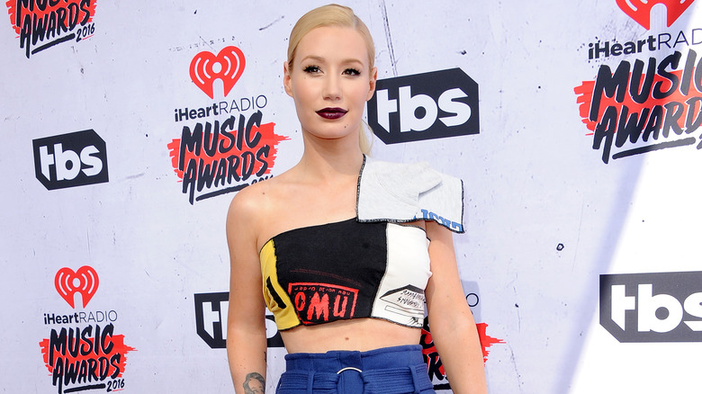 Iggy Azalea posing on the red carpet