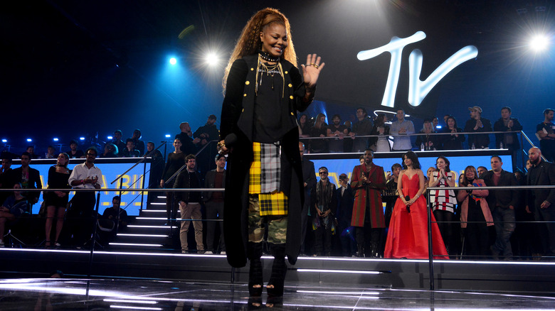 Janet Jackson smiling and waving