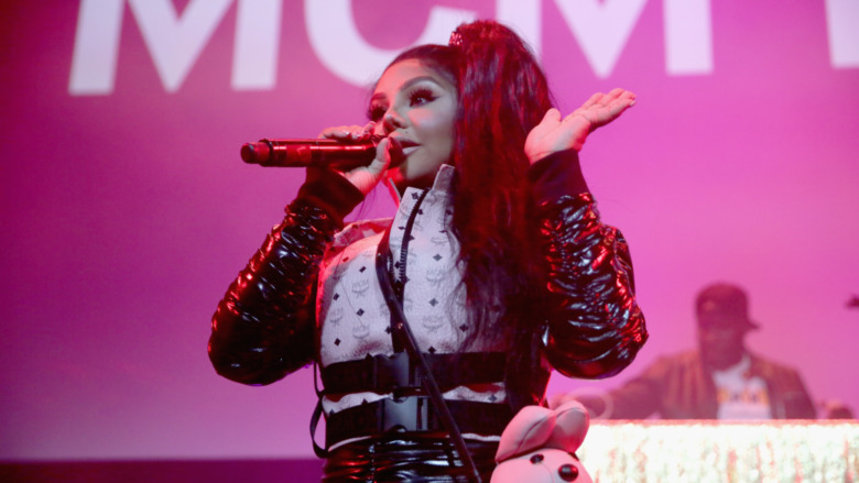 Lil Kim performing