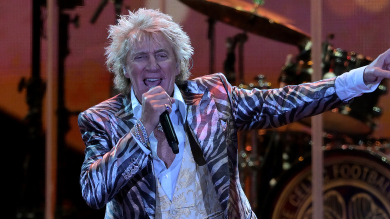 Rod Stewart singing on stage