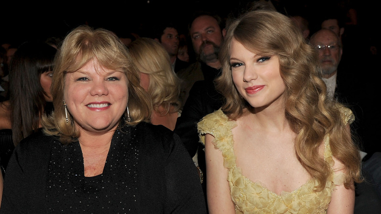 Taylor Swift and Andrea Swift smile in 2011