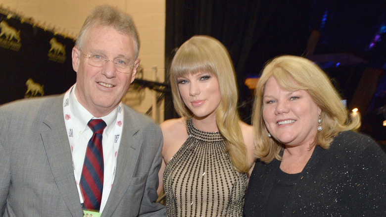 Taylor Swift poses with both her parents