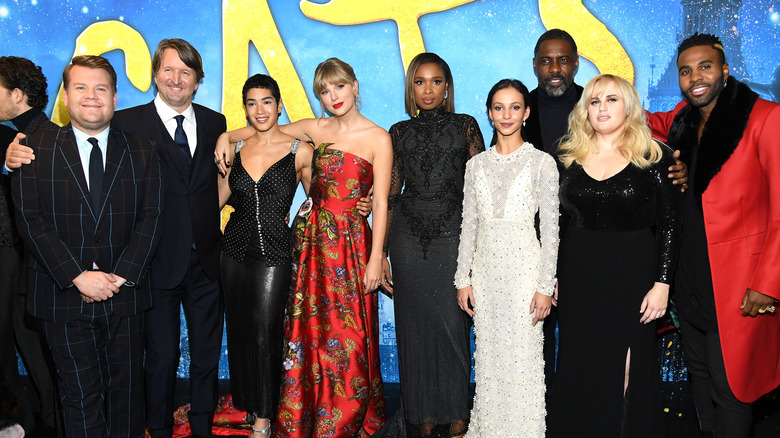 Taylor Swift with cast of Cats, London premiere, 2019