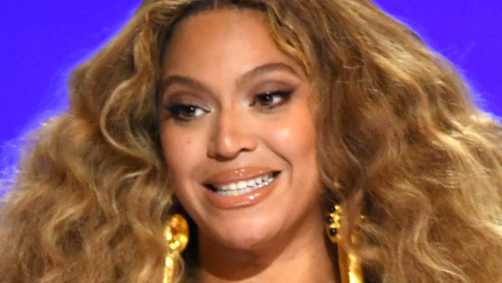 Beyonce gives an awkward smile on stage accepting her award at the 63rd Grammy Awards