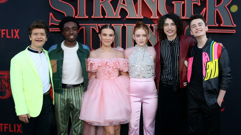 Gaten Matarazzo, Caleb McLaughlin, Millie Bobby Brown, Sadie Sink, Finn Wolfhard, and Noah Schnapp posing