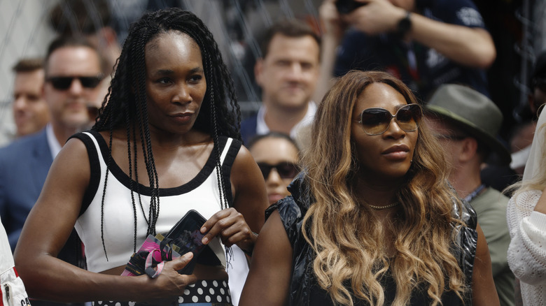 Venus Serena Williams watching tennis