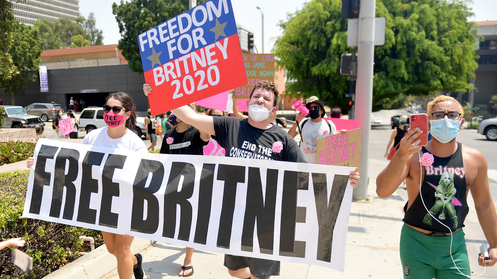 #FreeBritney protestors marching for Britney Spears 