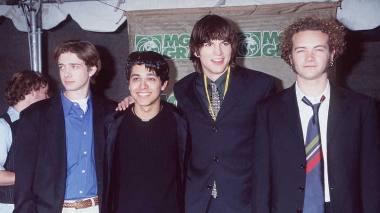 Cast of That '70s show posing