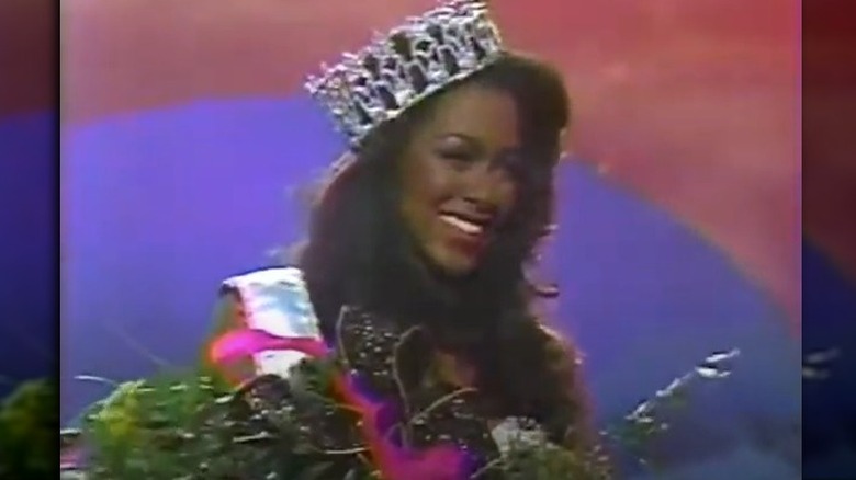 Kenya Moore wearing Miss USA crown