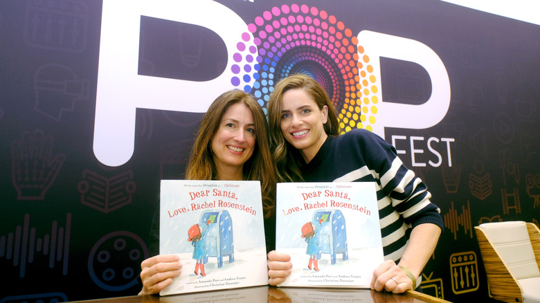 Andrea Troyer, Amanda Peet holding books