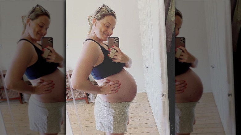 Hannah Ferrier taking a baby bump mirror selfie