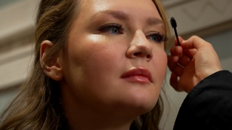 Anna Sorokin getting mascara applied