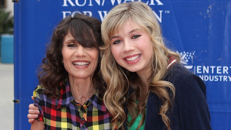 Debrah McCurdy and Jennette McCurdy smiling for a photograph