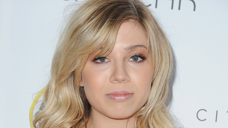 Jennette McCurdy with curly hair