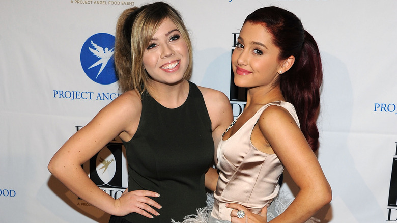 Jennette McCurdy posing with Ariana Grande