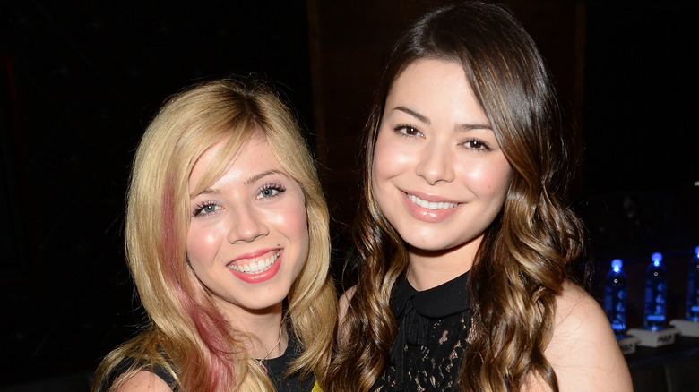 Jennette McCurdy and Miranda Cosgrove smiling for a photo