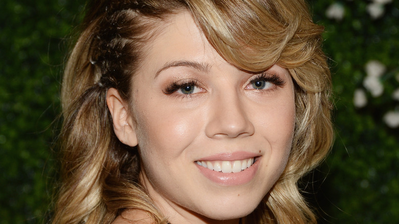 Jennette McCurdy smiling for a photo