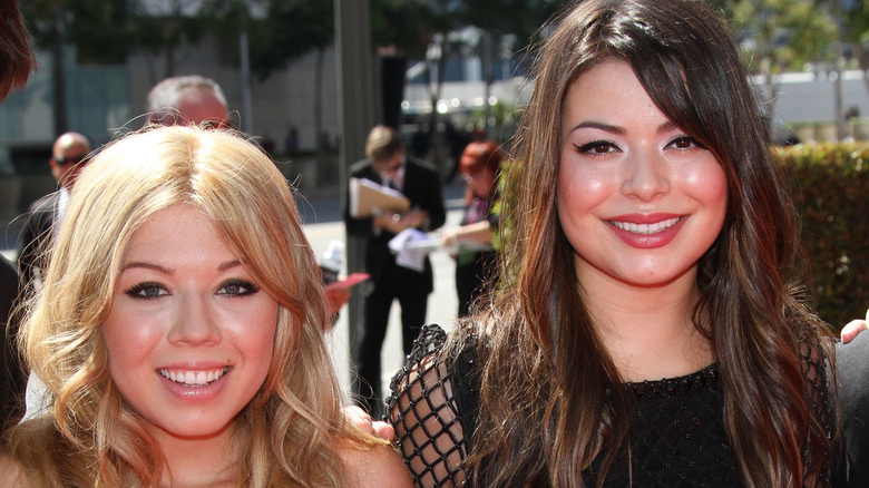 Jennette McCurdy smiling and posing with Miranda Cosgrove