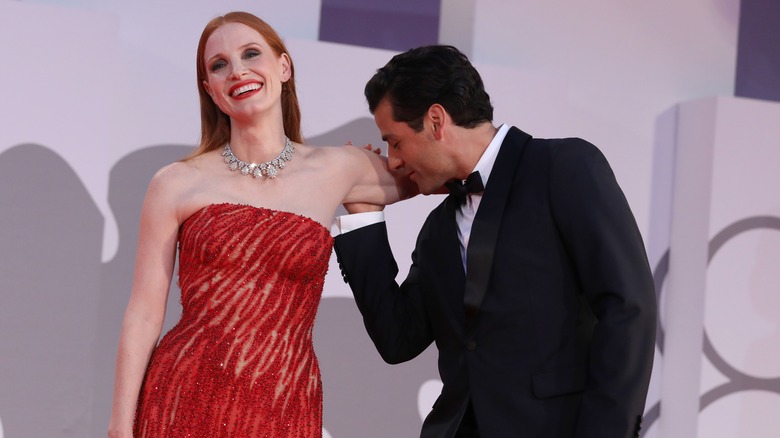 Jessica Chastain, Oscar Isaac, posing on red carpet