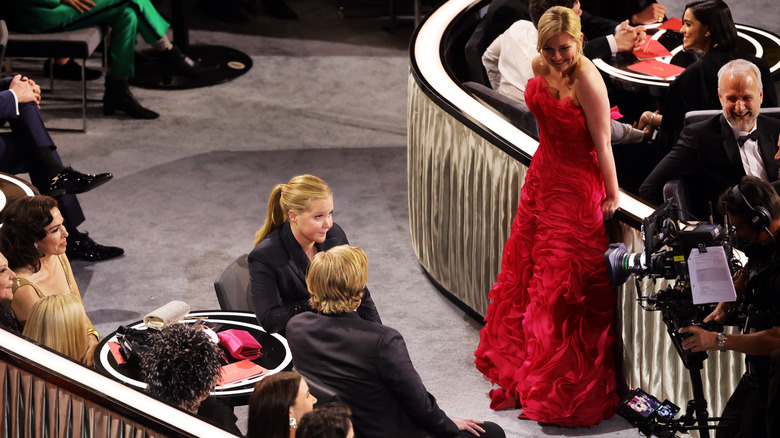 Kirsten Dunst leaning against Oscars stage