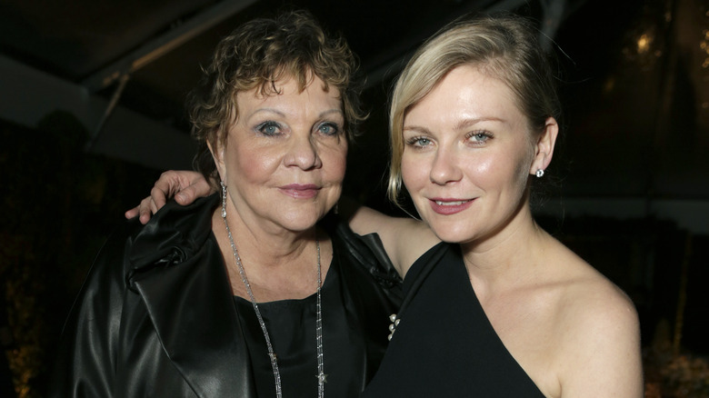 Kirsten Dunst with arm around mother