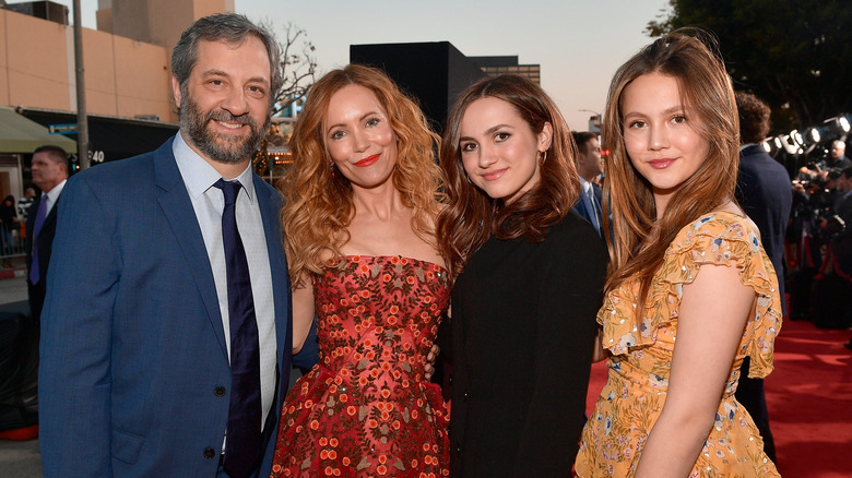 Judd Apatow, Leslie Mann, Maude Apatow, Iris Apatow, posing