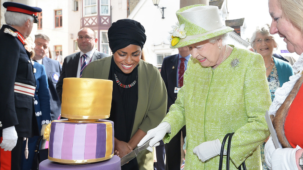 Nadiya delivers cake to Queen