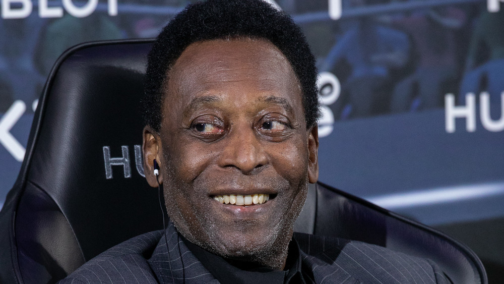 Pele posing for a photo in 2019