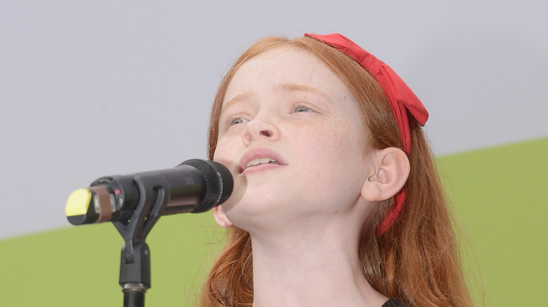 Young Sadie Sink singing