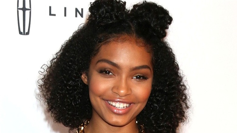 Yara Shahidi in gold necklace