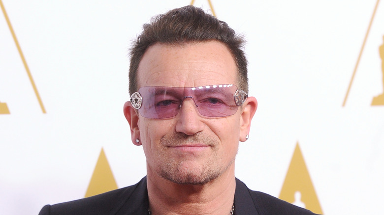 Bono posing at the Academy Awards