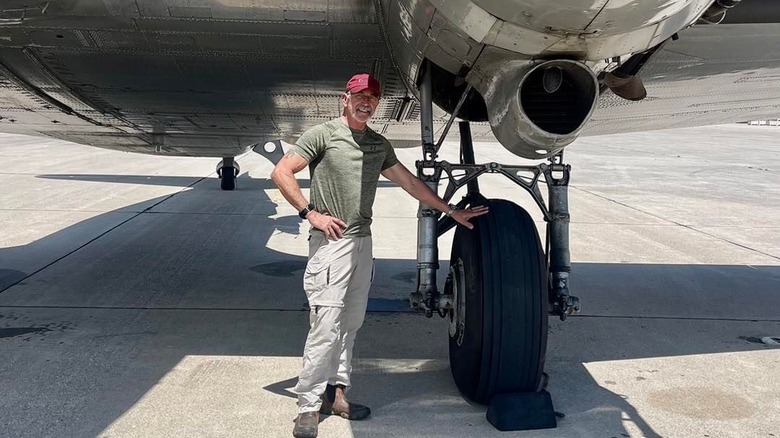 Aaron Tippin next to airplane