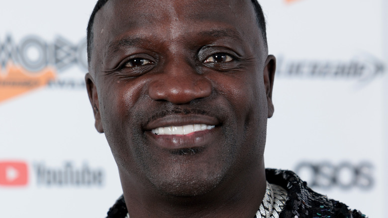 Akon posing for cameras