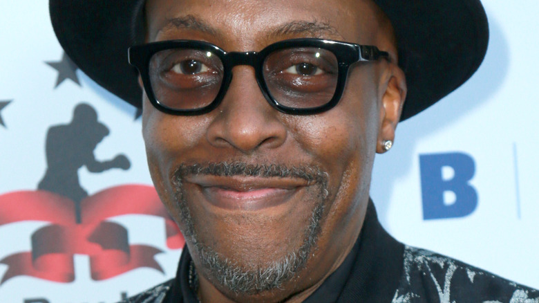 Arsenio Hall posing for cameras