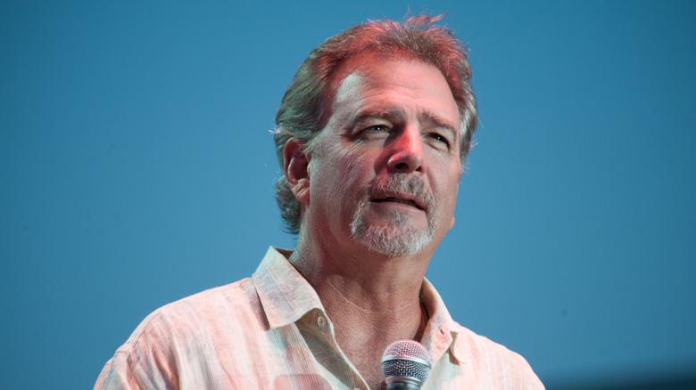 Bill Engvall holding mic