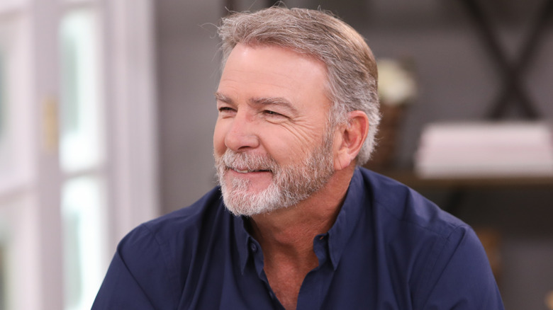 Bill Engvall looking right