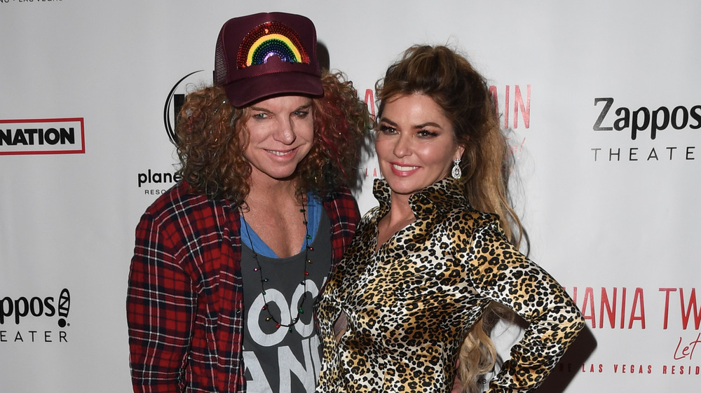 Carrot Top posing with Shania Twain