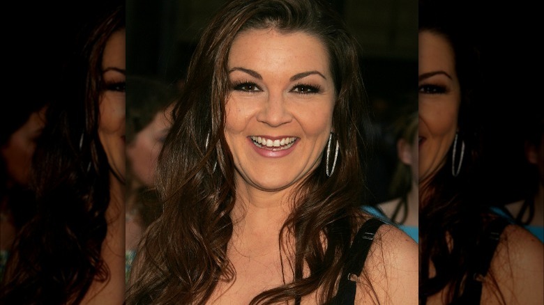 Gretchen Wilson posing for cameras