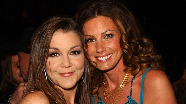 Gretchen Wilson posing with Faith Hill