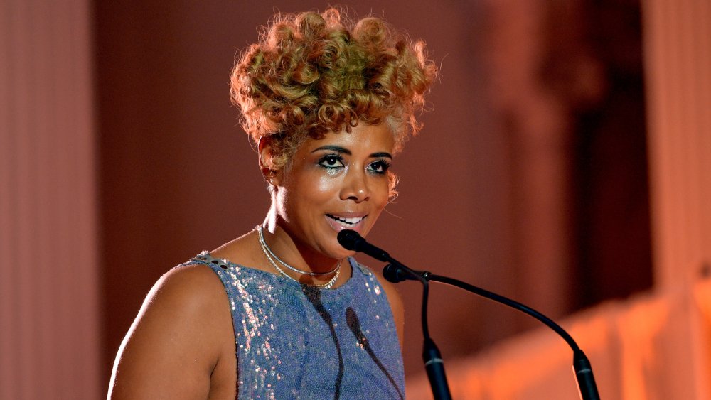 Kelis at a podium, speaking