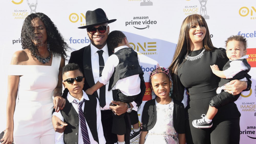 Ne-Yo and family posing on red carpet