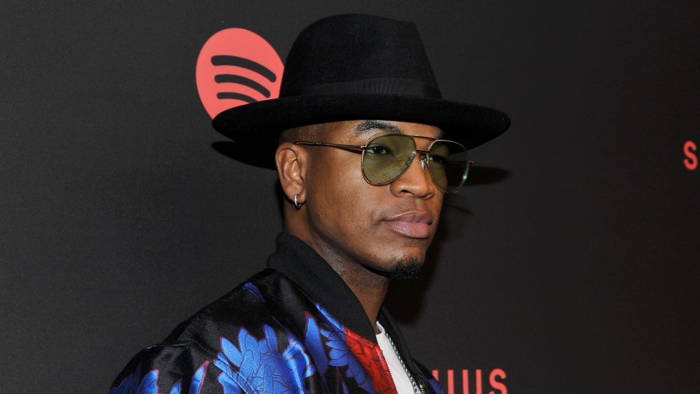 Ne-Yo in a fedora and aviators