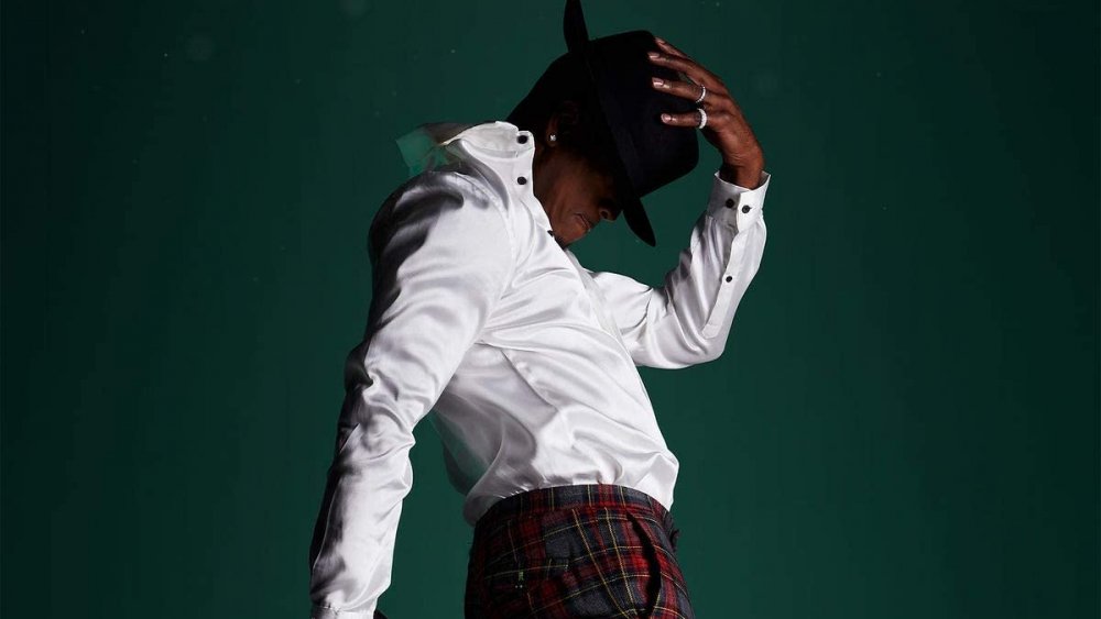 Ne-Yo in checkered pants and fedora